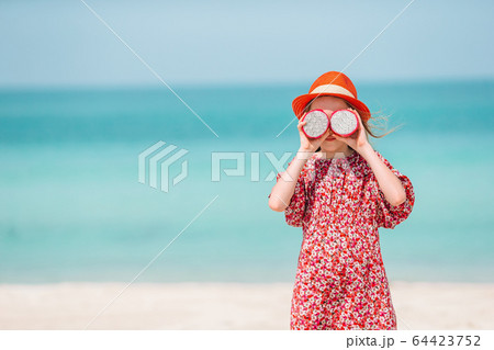 Happy girl enjoy summer vacation on the beach 64423752
