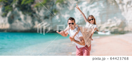 Happy father and his adorable little daughter at tropical beach having fun 64423768