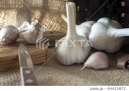Garlic in close-up on sack cloth 64423872