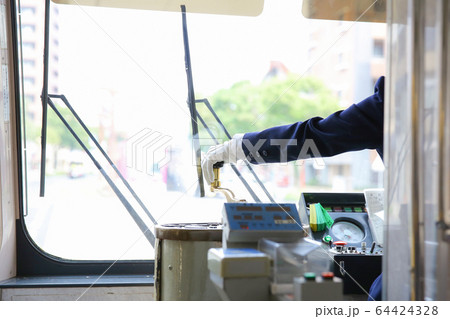 路面電車のハンドル 64424328