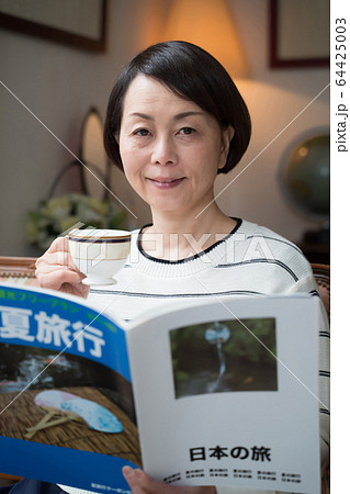 旅行、女性、旅雑誌(架空の雑誌) 旅行、女性、旅雑誌(架空の雑誌) 64425003