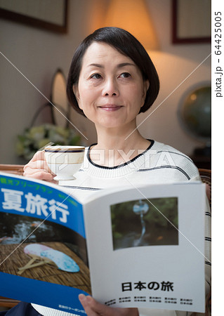 旅行、女性、旅雑誌(架空の雑誌) 旅行、女性、旅雑誌(架空の雑誌) 64425005