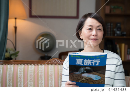 旅行、女性、旅雑誌（架空の雑誌） 64425483