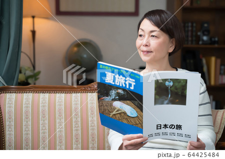 旅行、女性、旅雑誌(架空の雑誌) 旅行、女性、旅雑誌(架空の雑誌) 64425484