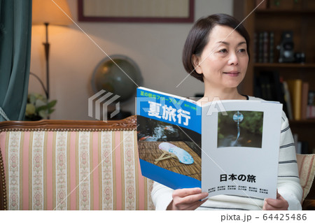 旅行、女性、旅雑誌（架空の雑誌） 64425486