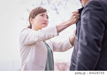 春の女性 64426750