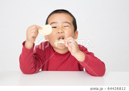子供　小学生　男の子 64426812
