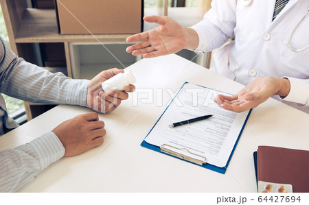 Doctor is explaining the drug's properties to the 64427694