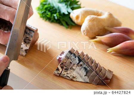 鰹のタタキを切る 鰹のタタキを切る 64427824