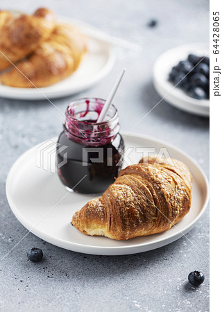 croissant and blueberry jam 64428065