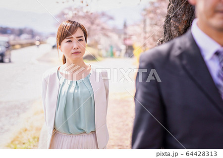 春の女性 64428313