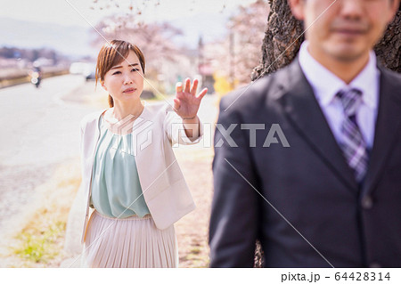 春の女性 64428314