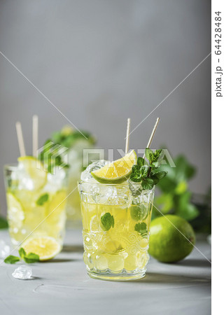 Cold tea with lime, mint and ice 64428484