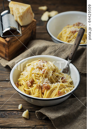 Traditional italia spaghetti carbonara Traditional italia spaghetti carbonara 64429509