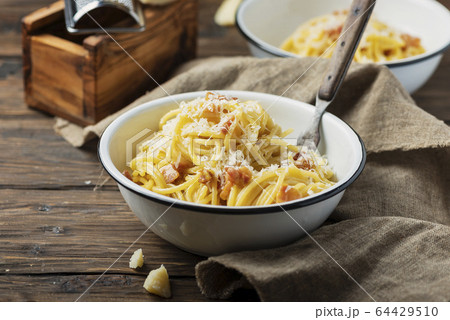 Traditional italia spaghetti carbonara Traditional italia spaghetti carbonara 64429510