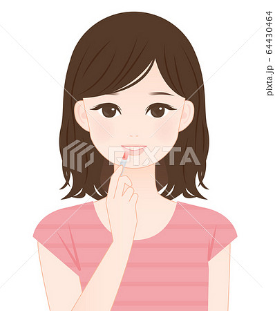 口紅をしている女性 64430464