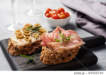 Wholegrain bread sandwiches with cream cheese, 64430744