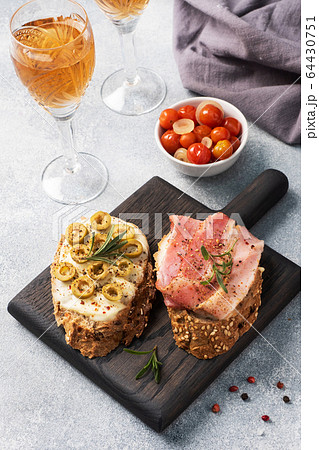 Wholegrain bread sandwiches with cream cheese, 64430751