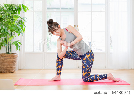 女性　ヨガ　フィットネス　自宅　ノートパソコン  64430971