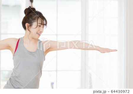 女性　ヨガ　フィットネス　自宅 64430972
