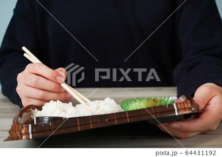 テイクアウトの食事 お弁当を食べている人 テイクアウトの食事 お弁当を食べている人 64431192