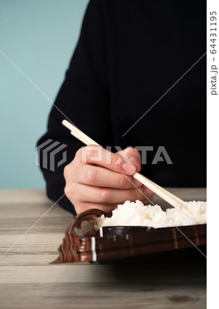テイクアウトの食事 お弁当を食べている人 テイクアウトの食事 お弁当を食べている人 64431195
