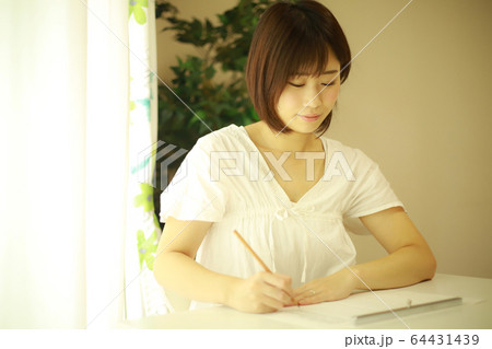 硬筆の練習をする女性 硬筆の練習をする女性 64431439