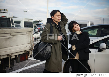 駐車場で車を探すカップル 64431472