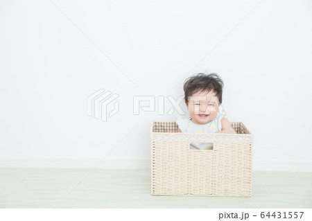 カゴに入った赤ちゃん カゴに入った赤ちゃん 64431557