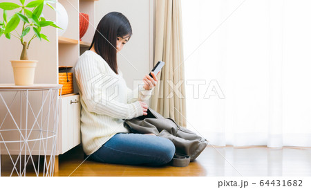 外出準備　スマホチェックする女性　コピースペース　16:9 64431682