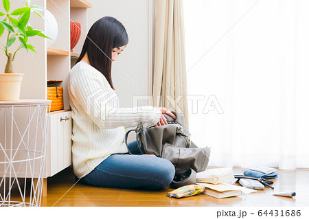 リュックに手を入れる女性 手を入れる、取り出す 用意 探し物 コピースペース リュックに手を入れる女性 手を入れる、取り出す 用意 探し物 コピースペース 64431686