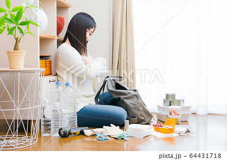 防災　非常時に備える女性　持ち出し品、グッズ　コピースペース 64431718