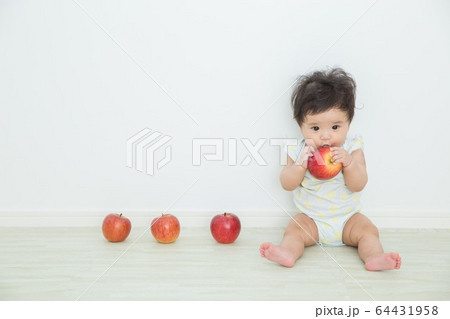 赤ちゃんとリンゴの写真素材