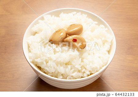 にんにくの醤油漬けをのせたごはん。 にんにくの醤油漬けをのせたごはん。 64432133