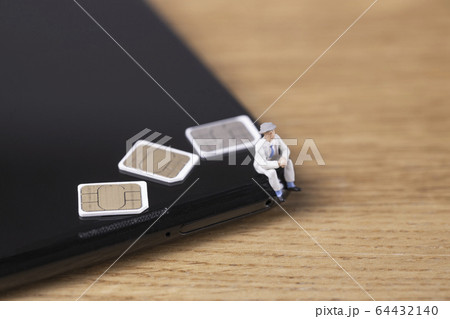 スマートフォンの契約について考えるビジネスマン 64432140