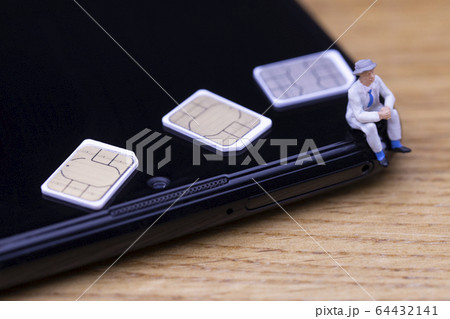 スマートフォンの契約について考えるビジネスマン スマートフォンの契約について考えるビジネスマン 64432141