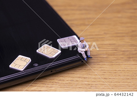 スマートフォンの契約について考えるビジネスマン 64432142