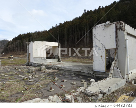 東日本大地震 石巻市立大川小学校 東日本大地震 石巻市立大川小学校 64432732