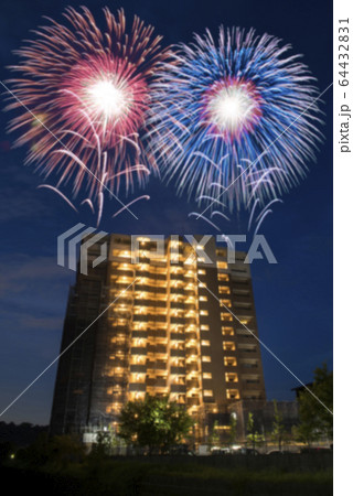 【夏イメージ】花火大会。文字を入れやすいように背景をボカした花火写真の素材。 64432831