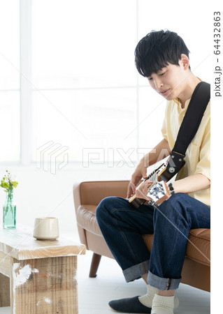 男性　ギター　20代 64432863