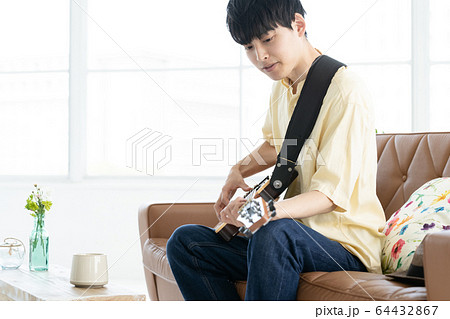 男性　ギター　20代 64432867