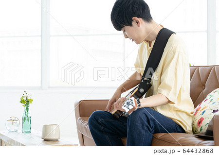 男性　ギター　20代 64432868