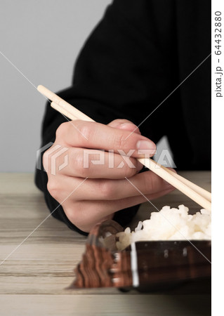 テイクアウトの食事　お弁当を食べている人 64432880