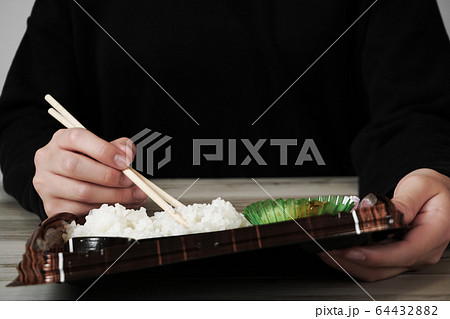 テイクアウトの食事　お弁当を食べている人 64432882