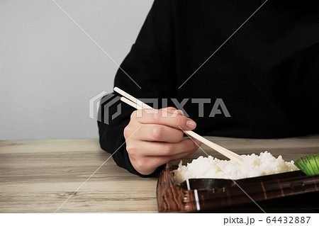 テイクアウトの食事　お弁当を食べている人 64432887