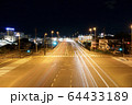 夜の道路 64433189