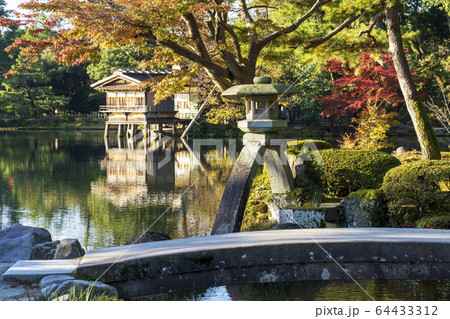 秋の金沢旅行 紅葉真っ盛りの兼六園・徽軫灯籠と虹橋 秋の金沢旅行 紅葉真っ盛りの兼六園・徽軫灯籠と虹橋 64433312