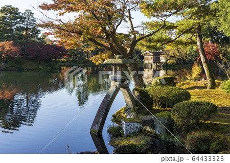 秋の金沢旅行 紅葉真っ盛りの兼六園・徽軫灯籠 秋の金沢旅行 紅葉真っ盛りの兼六園・徽軫灯籠 64433323