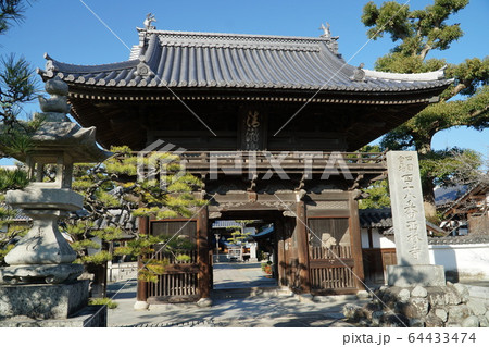 【四国八十八ヶ所】第四十八番 西林寺 仁王門と新春の青空 愛媛県松山市 【四国八十八ヶ所】第四十八番 西林寺 仁王門と新春の青空 愛媛県松山市 64433474