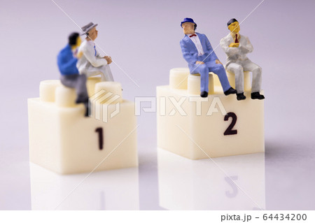 二択について話し合うビジネスマンたち 64434200